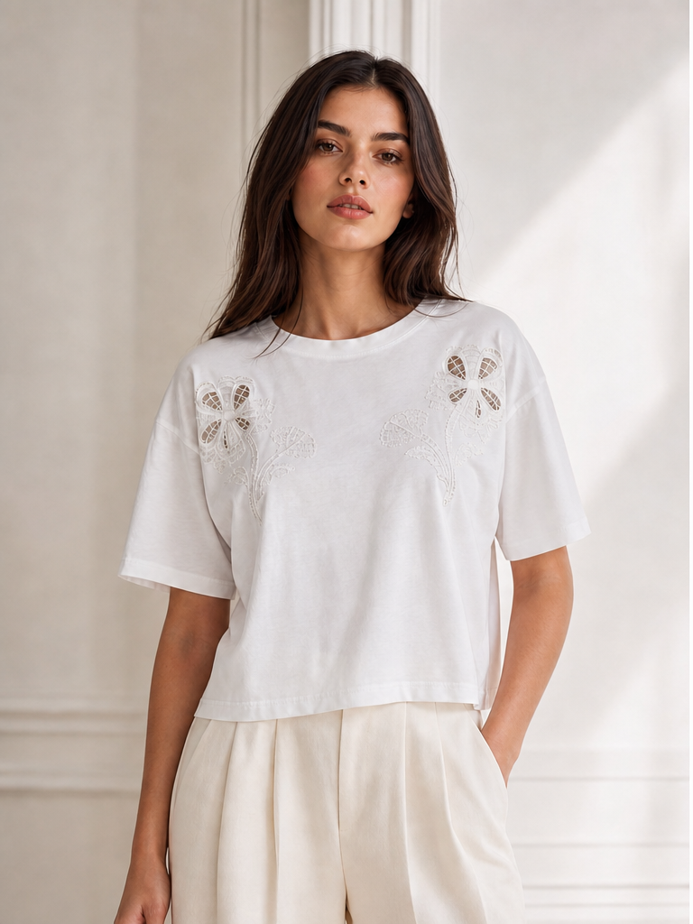 T-shirt Crop con Ricami Floreali