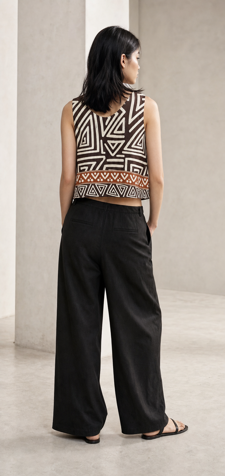 Top smanicato con stampa geometrica e bordo a contrasto