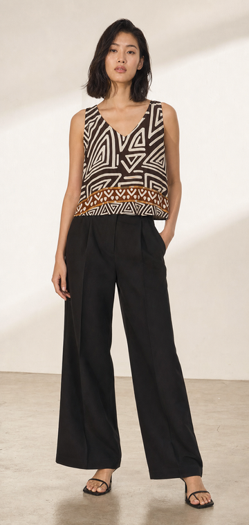 Top smanicato con stampa geometrica e bordo a contrasto