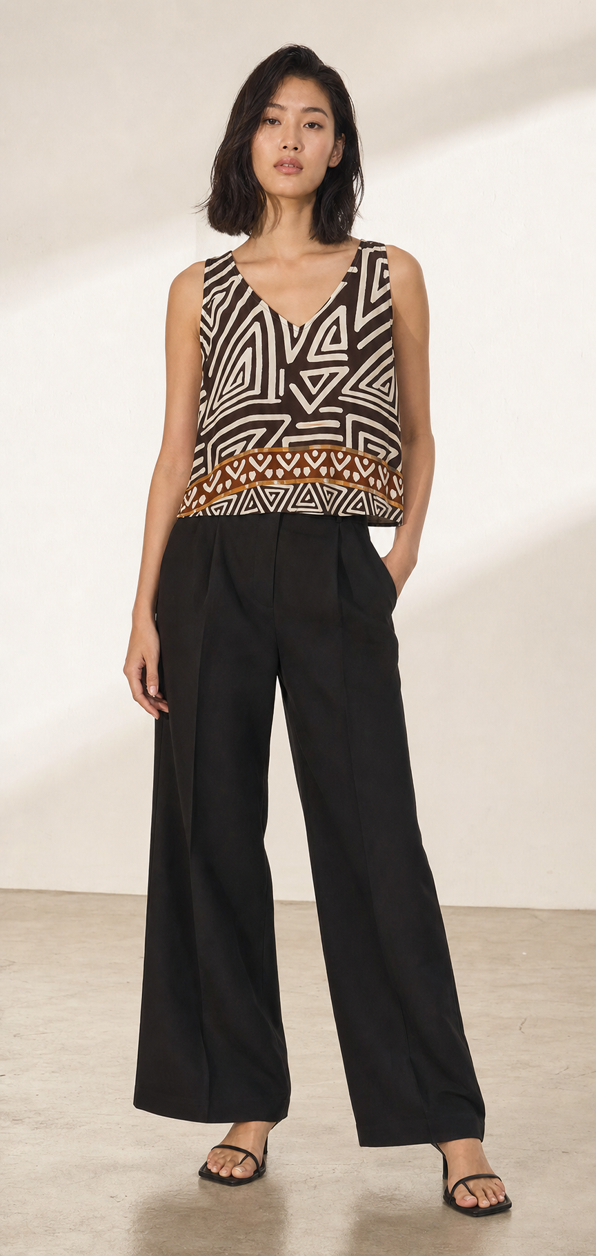 Top smanicato con stampa geometrica e bordo a contrasto