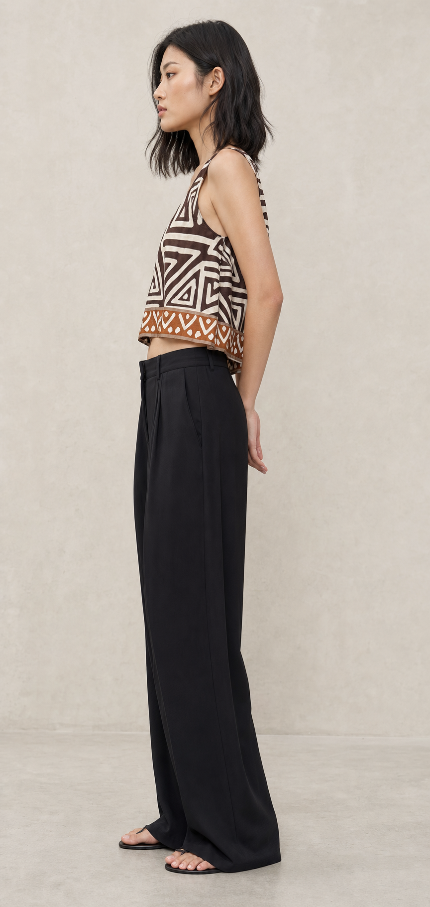 Top smanicato con stampa geometrica e bordo a contrasto