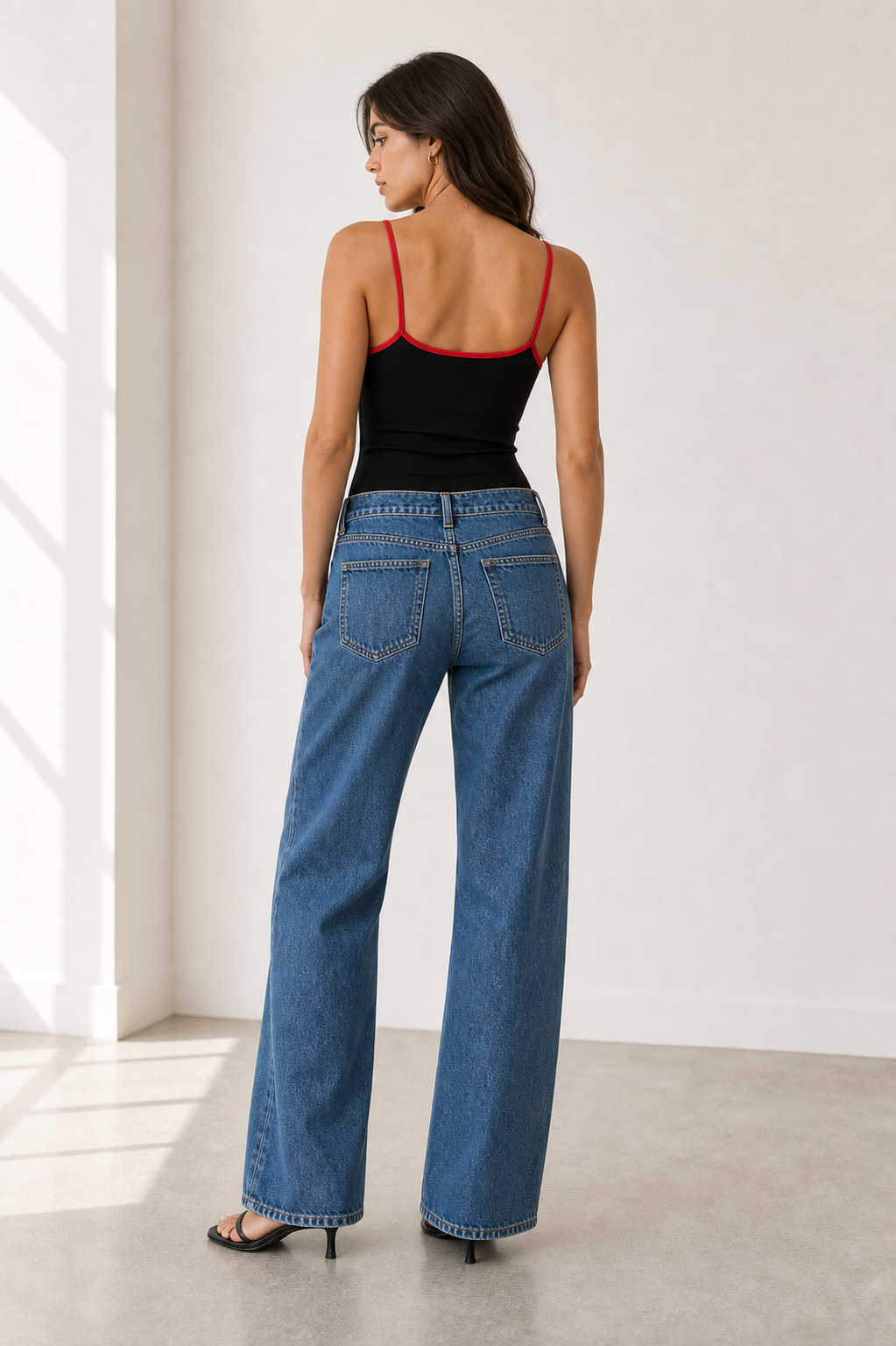 Body con spalline sottili e profili a contrasto