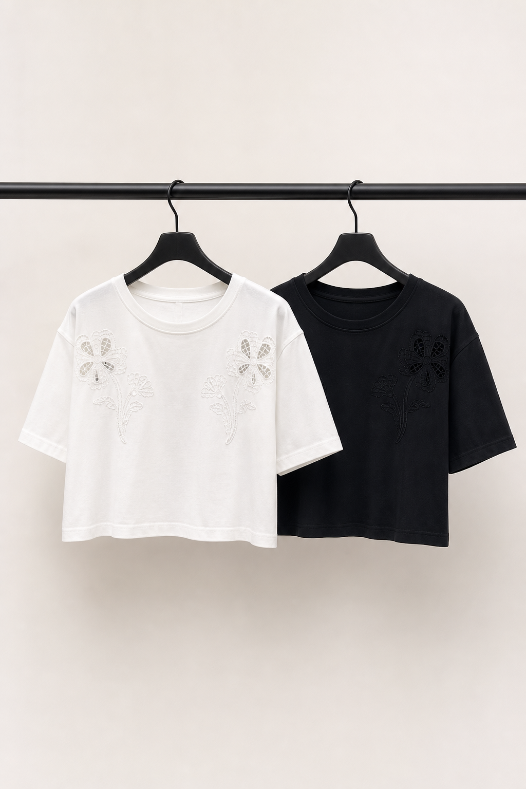 T-shirt Crop con Ricami Floreali