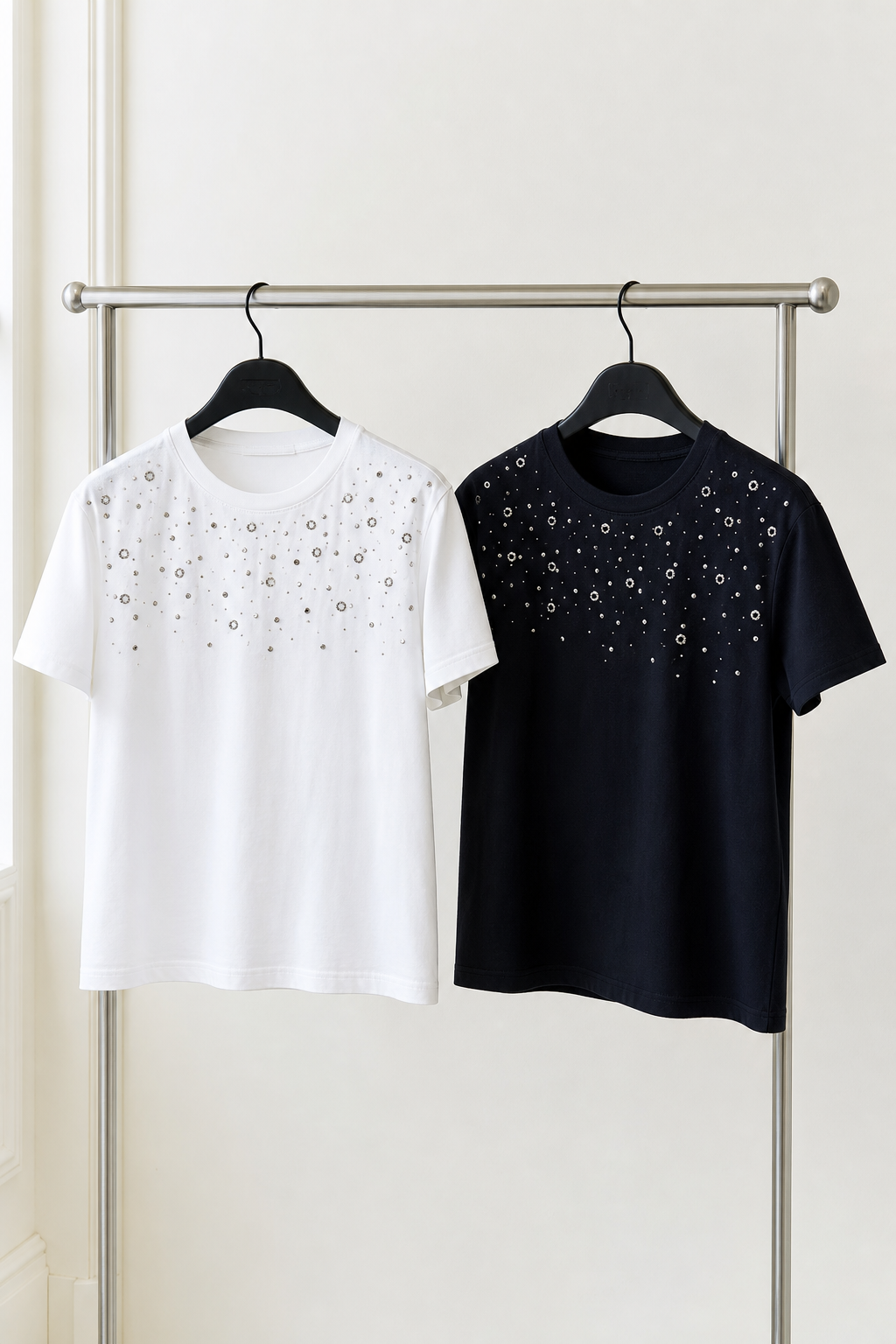 T-shirt Crop con Ricami Floreali