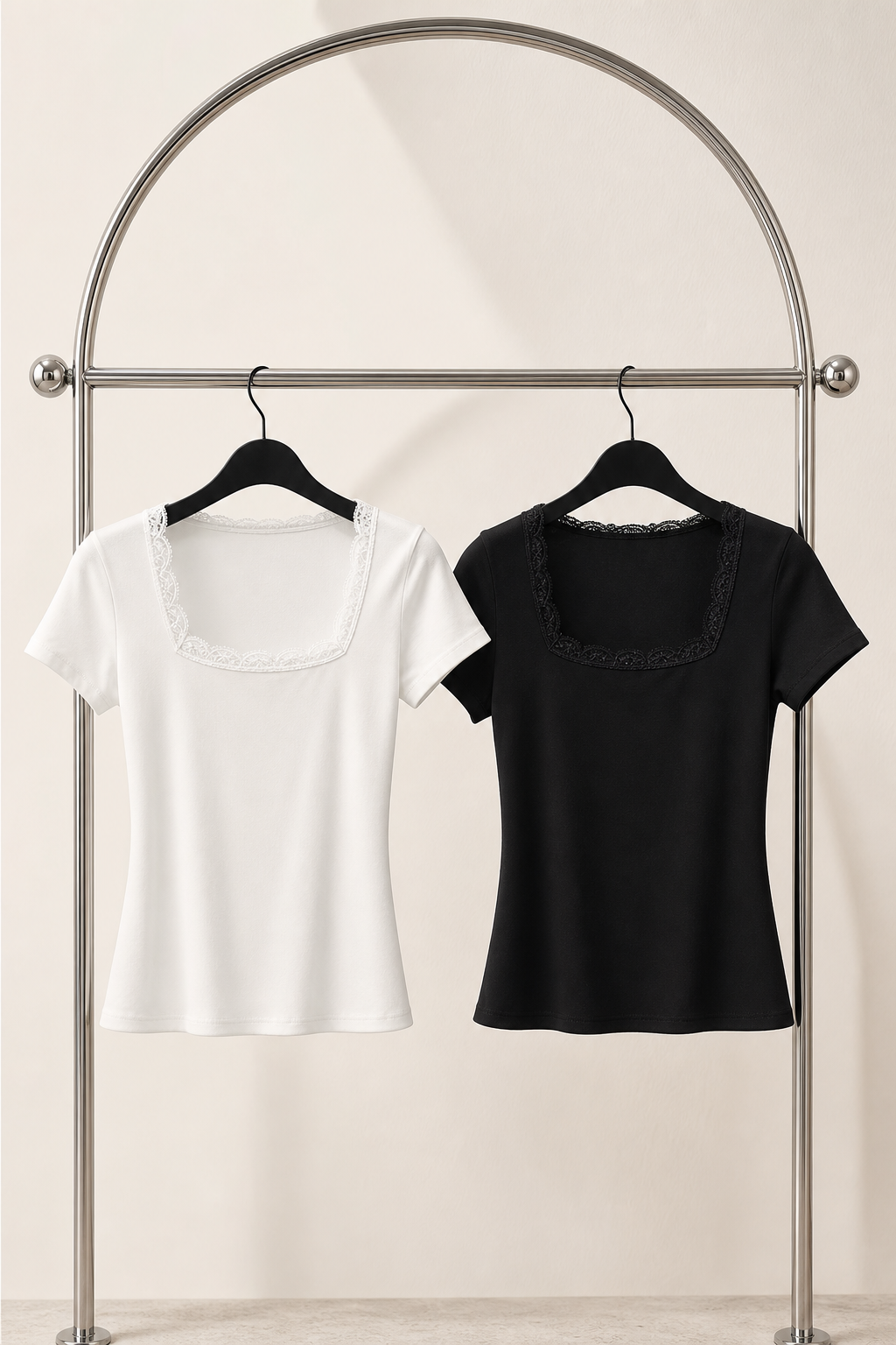 T-shirt Slim con Scollo Quadrato e Pizzo