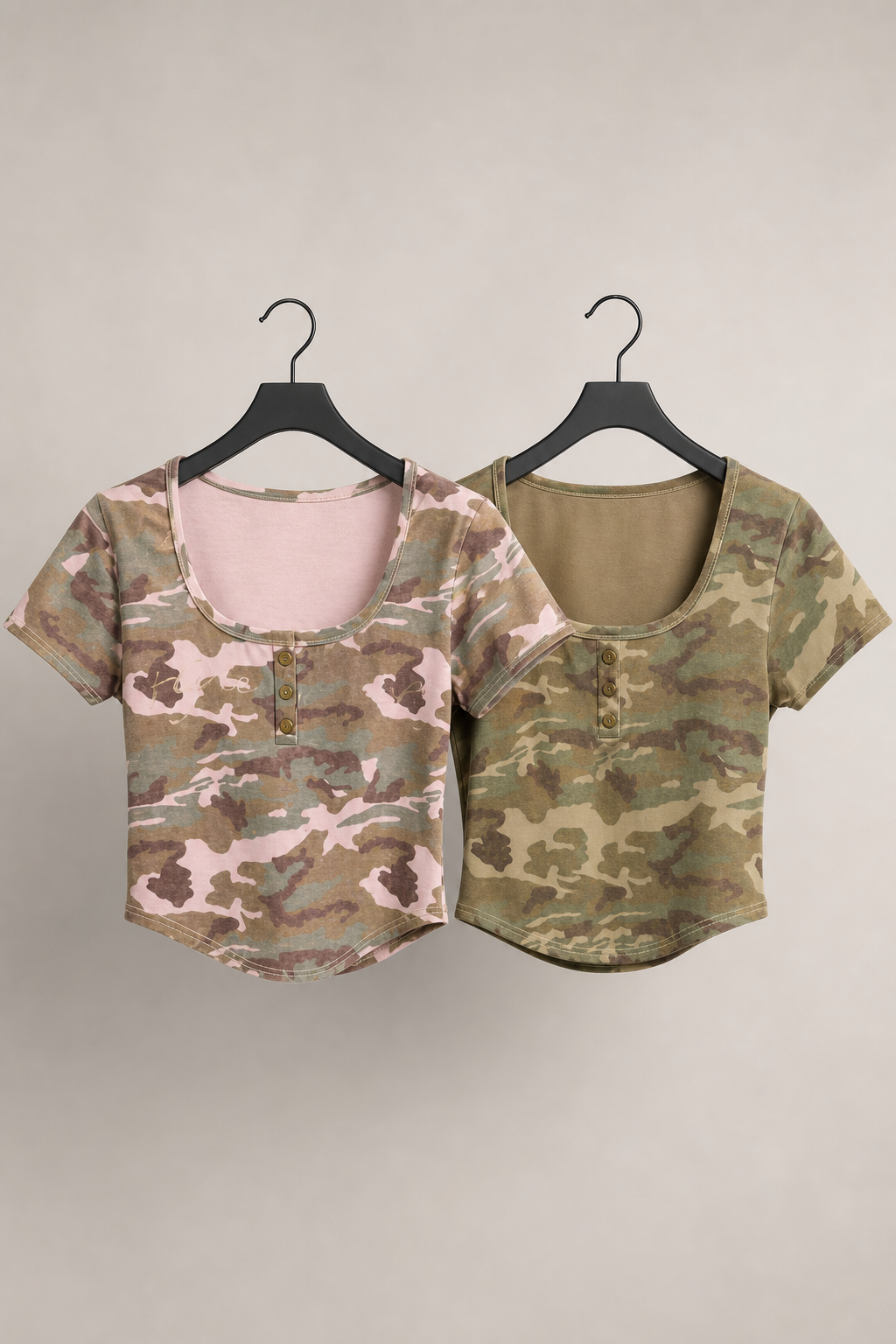 T-shirt Crop Camouflage con Bottoncini