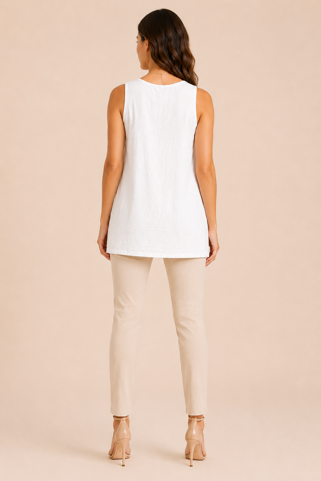 Top Smanicato con Scollo a V e Dettagli Metallici