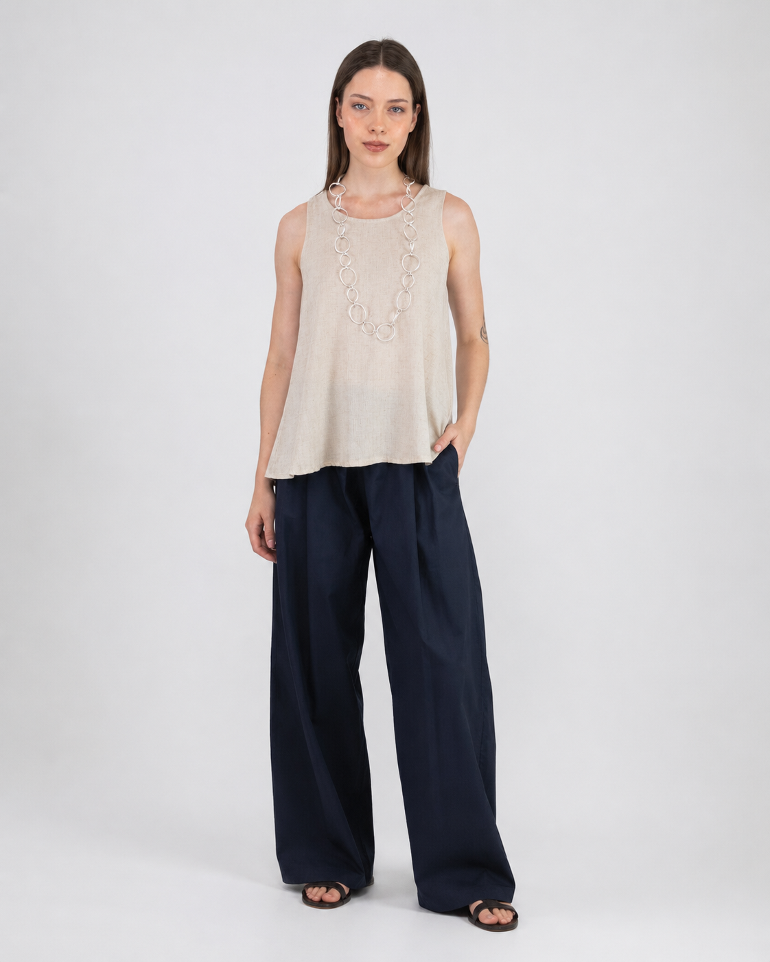 Top smanicato in lino con bottoni sul retro