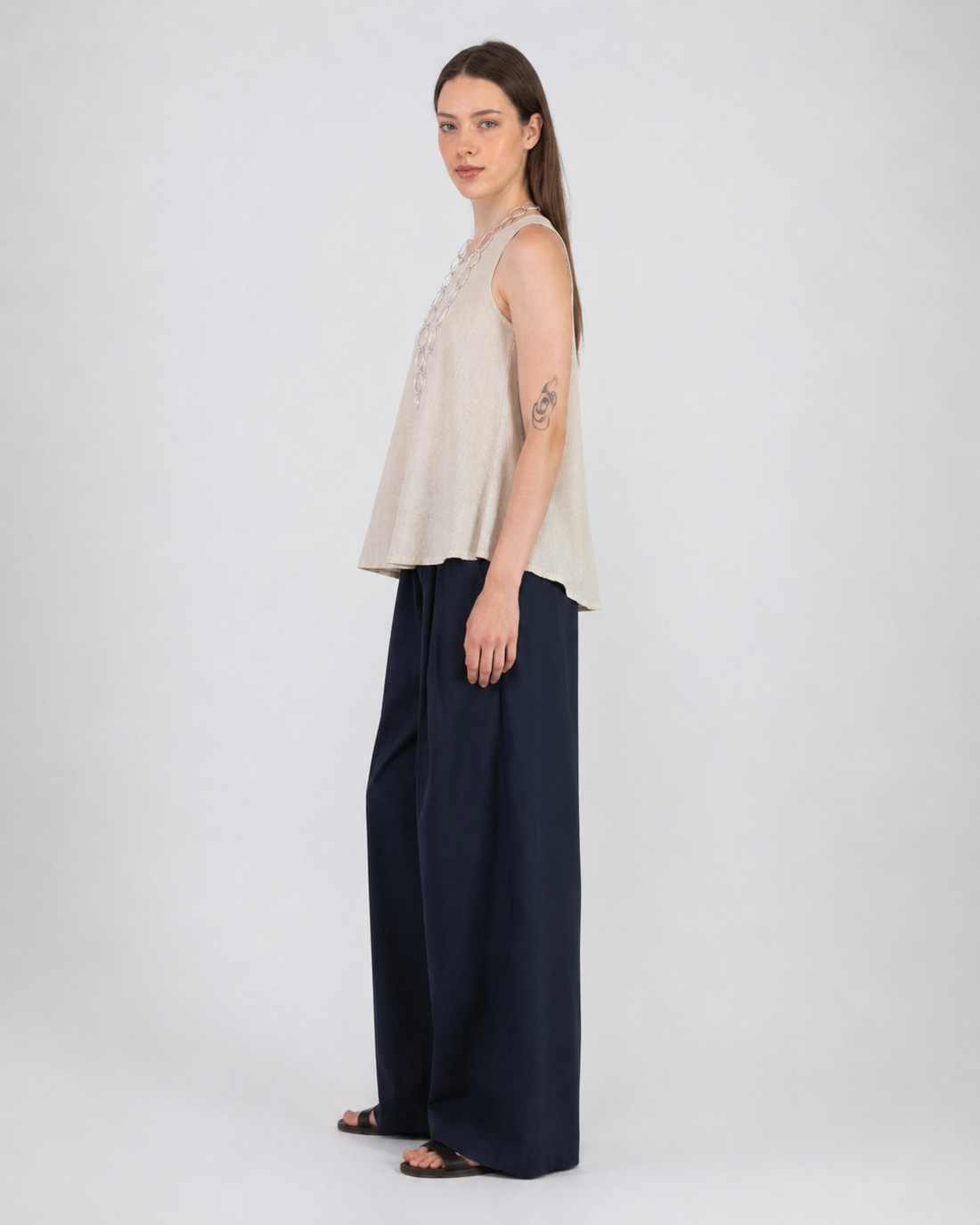 Top smanicato in lino con bottoni sul retro
