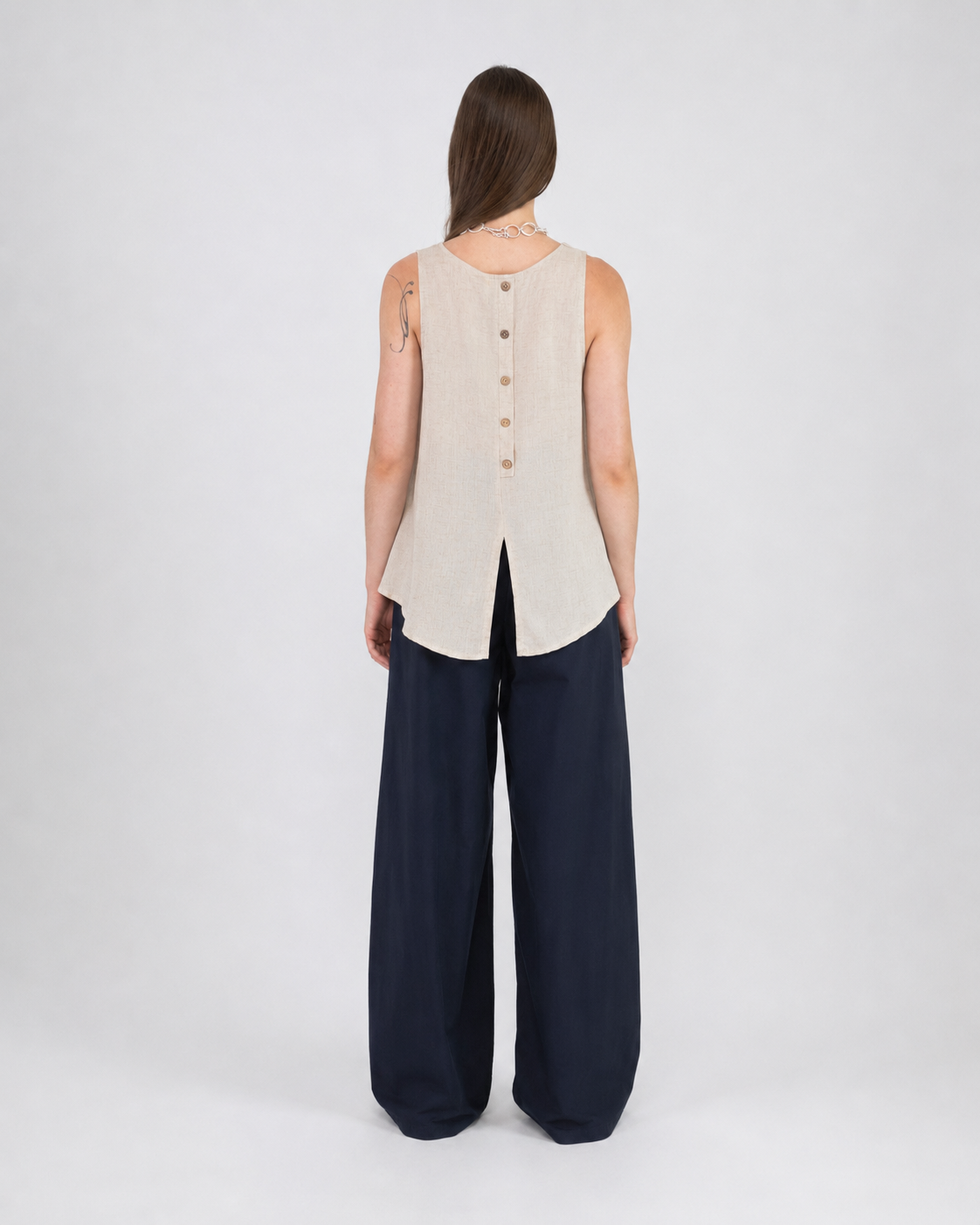 Top smanicato in lino con bottoni sul retro