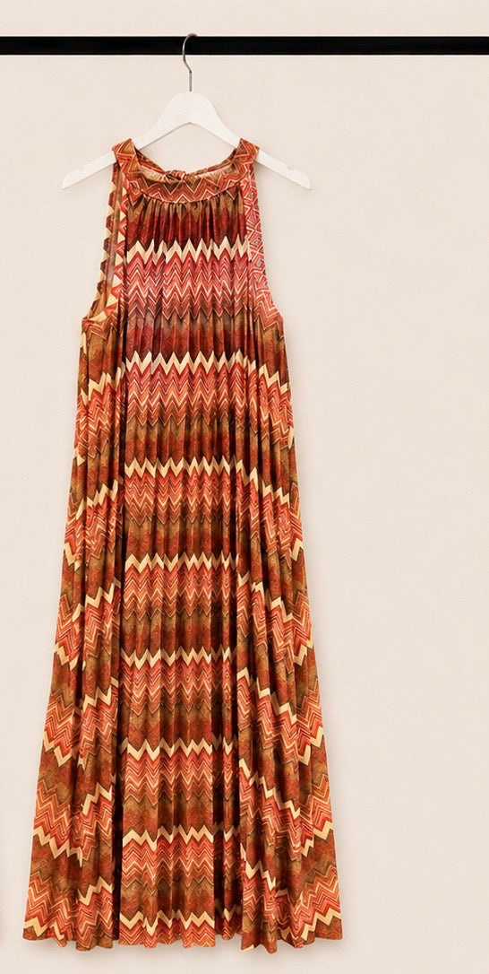 Abito Lungo Smanicato con Fantasia Chevron e Linea Fluida