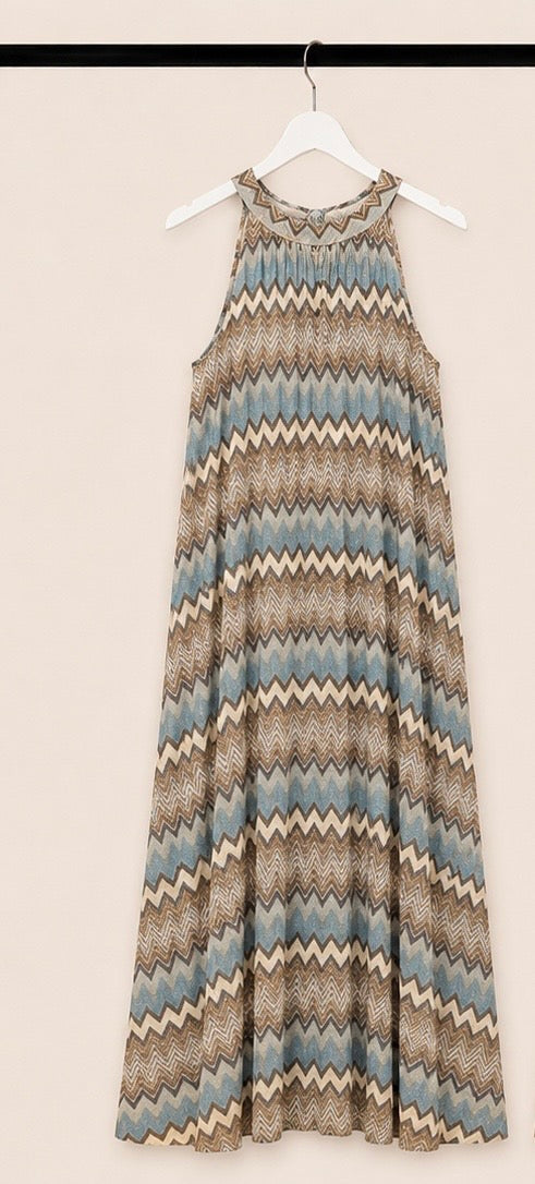 Abito Lungo Smanicato con Fantasia Chevron e Linea Fluida