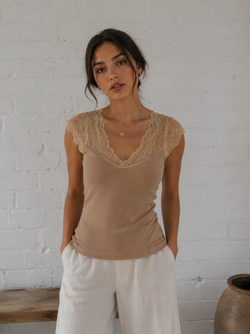 Top a Coste con Scollo in Pizzo e Maniche in Pizzo