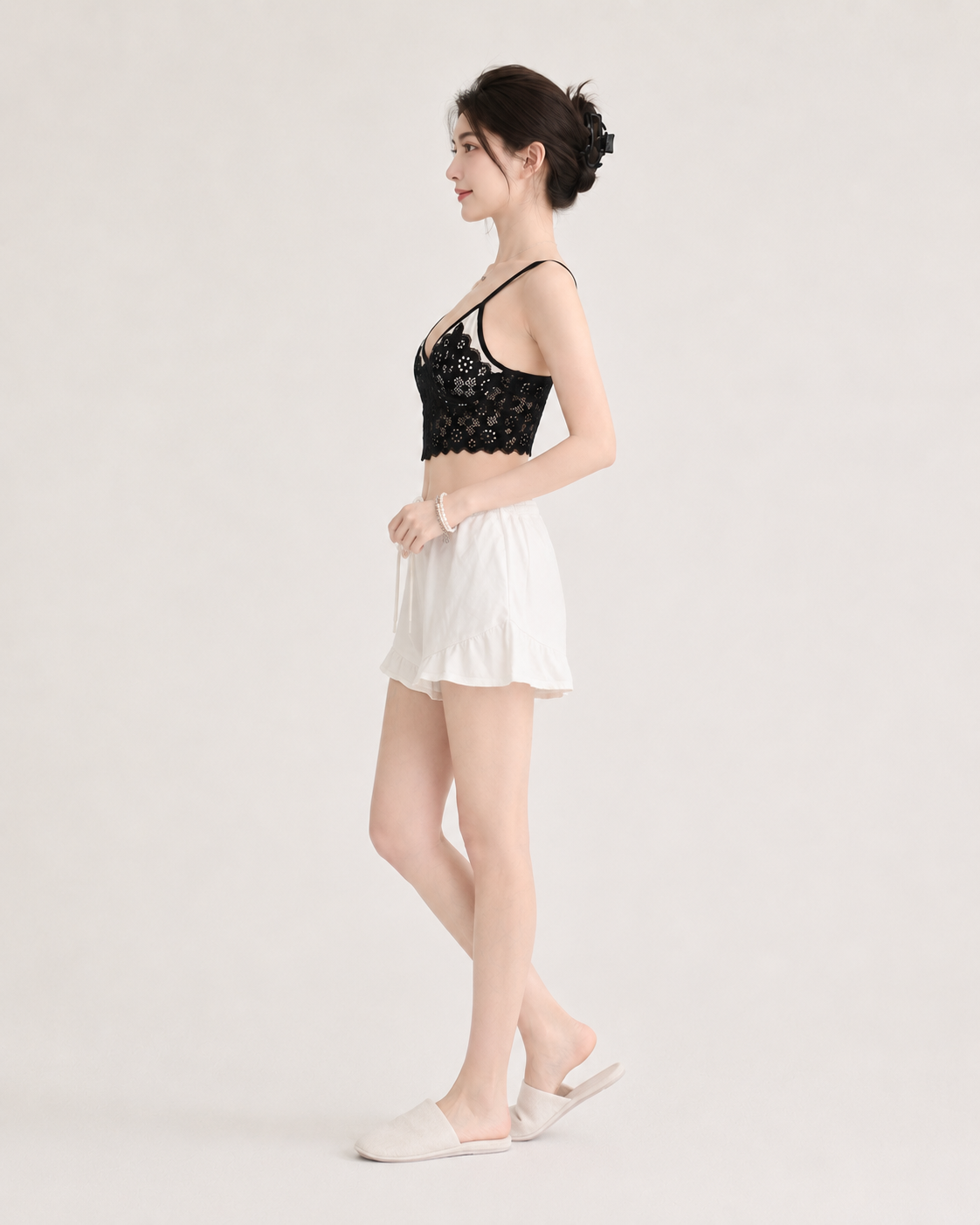 Top Crop in Pizzo Floreale Nero con Coppe