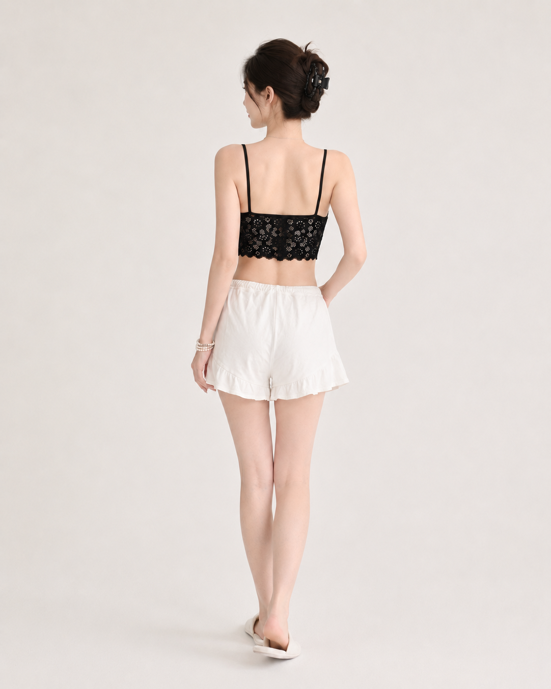 Top Crop in Pizzo Floreale Nero con Coppe