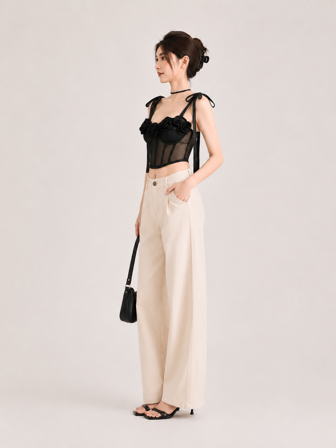 Corsetto Nero in Tulle con Rose 3D e Spalline Fiocco