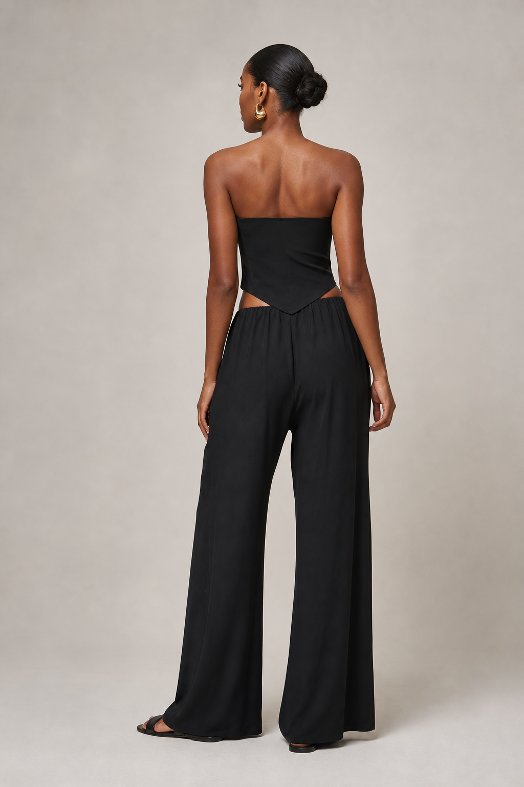 Completo con Top Fascia Asimmetrico e Pantalone Palazzo