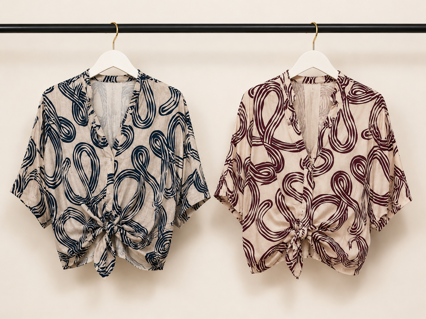 Blusa corta con stampa astratta e nodo frontale