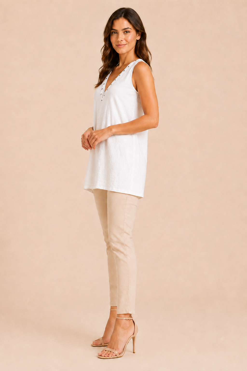 Top Smanicato con Scollo a V e Dettagli Metallici